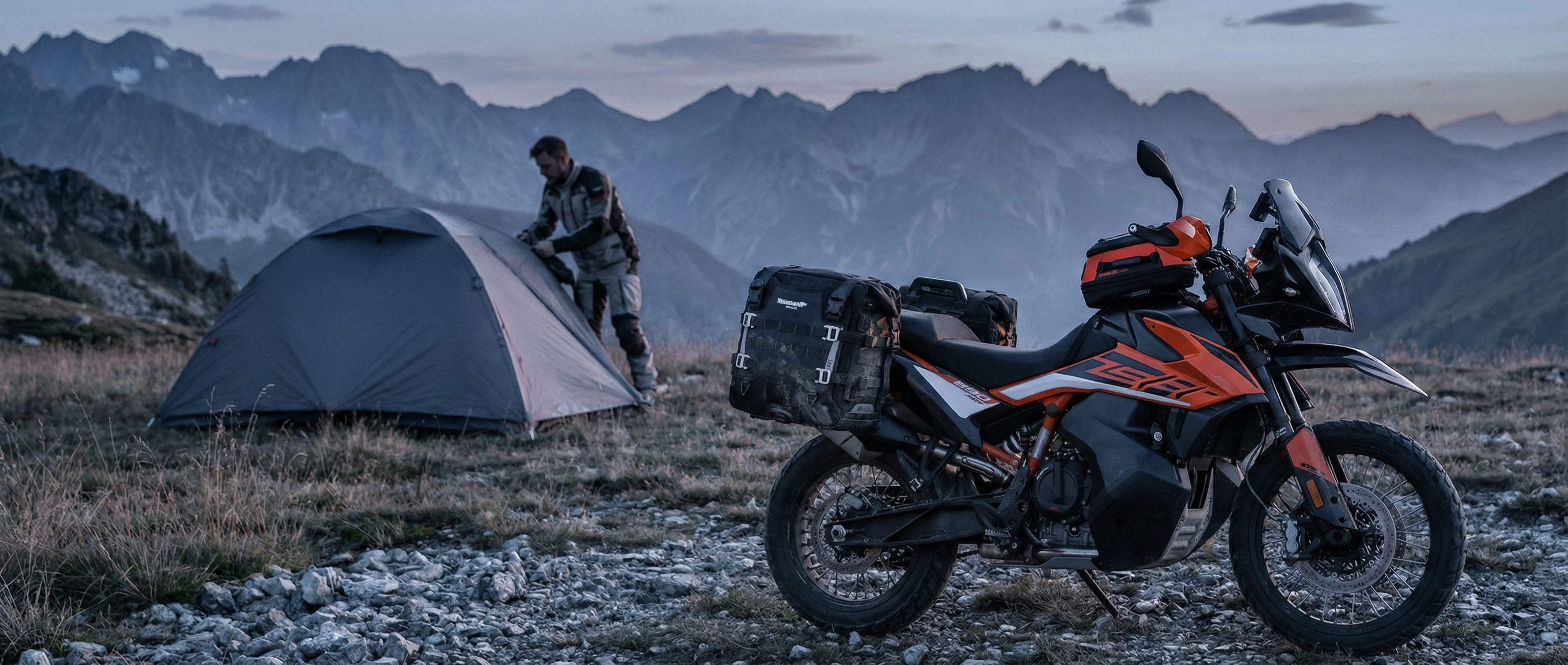 Motocicleta Rhinowalk em uma paisagem de montanhas, com viajante e barraca